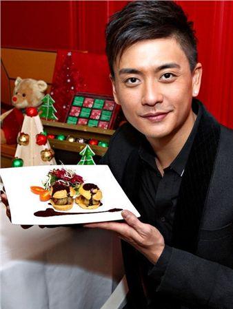 Chinese TV star tastes chocolate